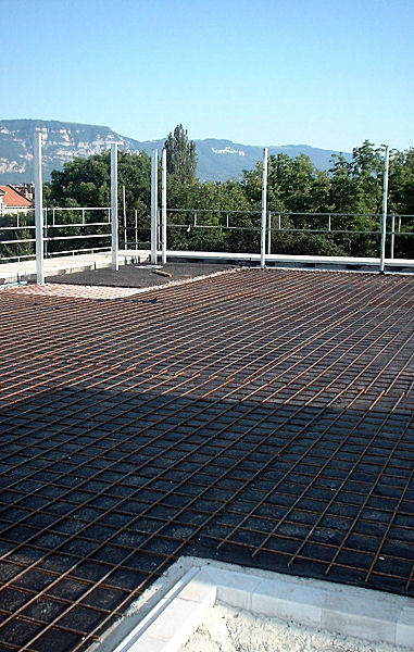 Réalisation d'un sol sportif et de jardin en toiture (terrain de sport et de basket au dessus de 25 classes)