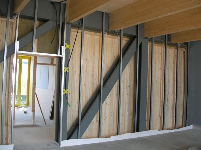 Importante structure métallique incorporée à des cloisons légères