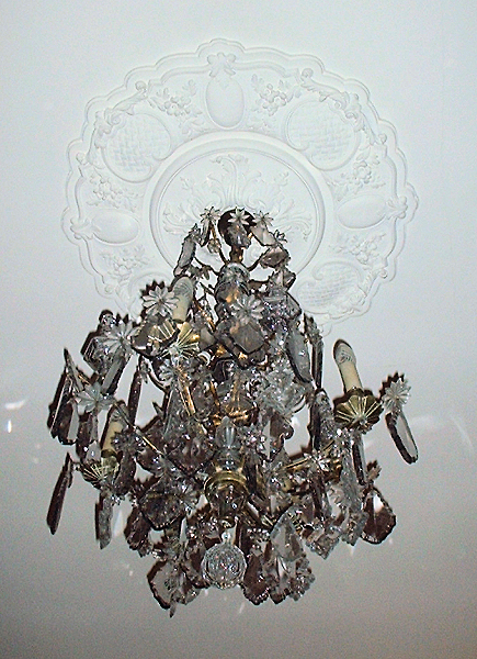 Le lustre du salon peut très bien mettre en évidence les vibrations d'un ancien plancher