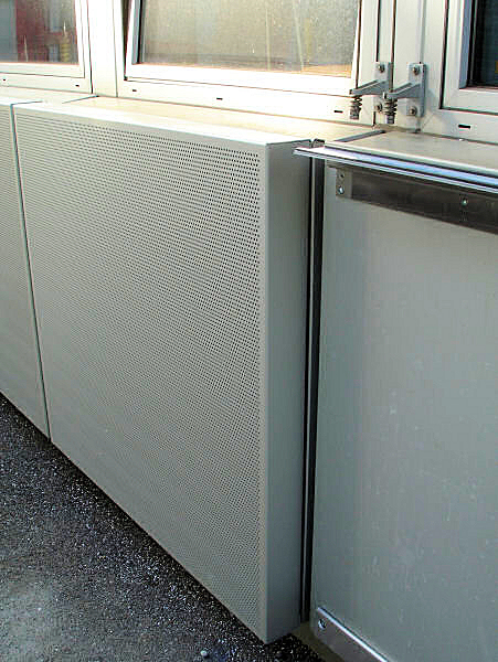 Façade acoustiquement absorbante en construction (assainissement du bruit ferroviaire)